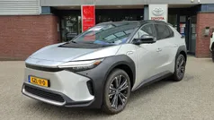 Grijs, metallic lak Nieuw 2025 Toyota bZ4X Premium SUV | € 49.995 (Eerlijke prijs)