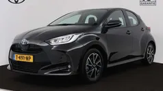Zwart Gebruikt 2023 Toyota Yaris Hybrid Hatchback | € 23.745 (Eerlijke prijs)