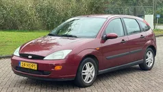 Rood, metallic lak Gebruikt 2001 Ford Focus Collection Hatchback | € 1.099 (Eerlijke prijs)