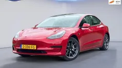 Rood, metallic lak Gebruikt 2022 Tesla Model 3 Standard Range Sedan | € 26.450 (Eerlijke prijs)