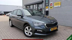 Grijs, metallic lak Gebruikt 2020 Skoda Scala Business Line Hatchback | € 18.700 (Eerlijke prijs)