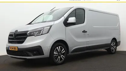 Grijs metallic Gebruikt 2024 Renault Trafic Black Edition MPV | € 30.945 (Eerlijke prijs)