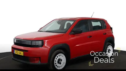 Occasion 2025 Fiat Grande Panda Red Hatchback | € 26.039 (Eerlijke prijs)