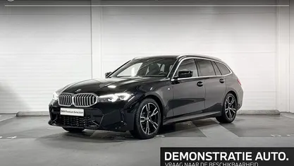Saphirschwarz (donker zwart) Gebruikt 2024 BMW 318 M Sport Stationwagen | € 39.899 (Eerlijke prijs)