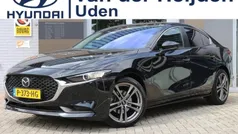 Zwart Gebruikt 2022 Mazda 3 Comfort Sedan | € 23.950 (Goede deal)