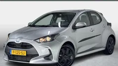 Grijs Gebruikt 2022 Toyota Yaris Hybrid Active Hatchback | € 21.450 (Eerlijke prijs)