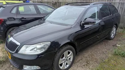 Zwart Gebruikt 2011 Skoda Octavia Business Line Stationwagen | € 2.250 (Goede deal)