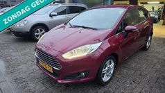 Rood, metallic lak Gebruikt 2015 Ford Fiesta Titanium Hatchback | € 6.750 (Eerlijke prijs)