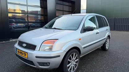Grijs Gebruikt 2004 Ford Fusion Ghia MPV | € 2.999 (Eerlijke prijs)