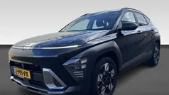 Phantom black (zwart mica) Gebruikt 2024 Hyundai Kona Comfort SUV | € 29.430 (Eerlijke prijs)