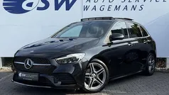 Zwart, metallic lak Gebruikt 2023 Mercedes B200 AMG line MPV | € 37.950 (Eerlijke prijs)