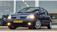 Blauw, metallic lak Gebruikt 2004 Renault Clio II Dynamique Hatchback | € 2.194 (Eerlijke prijs)