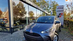 Grijs Gebruikt 2022 Toyota Yaris Hybrid Active Hatchback | € 21.750 (Eerlijke prijs)