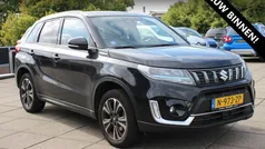 Zwart Gebruikt 2022 Suzuki Vitara Style SUV | € 23.950 (Eerlijke prijs)