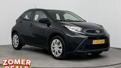 Zwart Gebruikt 2023 Toyota Aygo Play Hatchback | € 15.999 (Eerlijke prijs)