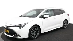 Wit Gebruikt 2023 Toyota Corolla Edition Stationwagen | € 27.950 (Eerlijke prijs)