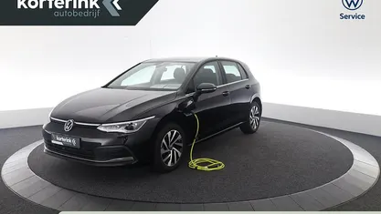 Zwart Gebruikt 2022 VW Golf VIII Style Hatchback | € 22.450 (Eerlijke prijs)