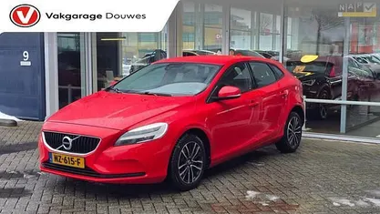 Rood Gebruikt 2017 Volvo V40 Hatchback | € 14.450 (Eerlijke prijs)