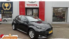 Zwart Gebruikt 2024 Toyota Yaris Hybrid Active Hatchback | € 24.249 (Eerlijke prijs)