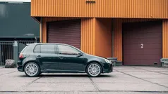 Zwart, metallic lak Gebruikt 2008 VW Golf VI R Hatchback | € 11.950 (Eerlijke prijs)