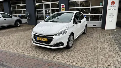 Wit Gebruikt 2019 Peugeot 208 Signature Sky Hatchback | € 9.450 (Eerlijke prijs)