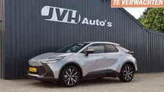 Zilver, metallic lak Gebruikt 2025 Toyota C-HR SUV | € 30.850 (Eerlijke prijs)