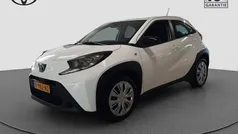 Wit Gebruikt 2022 Toyota Aygo Play Hatchback | € 18.995 (Eerlijke prijs)