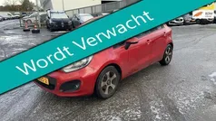 Rood, metallic lak Gebruikt 2013 Kia Rio Hatchback | € 4.795 (Eerlijke prijs)