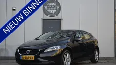 Zwart, metallic lak Gebruikt 2014 Volvo V40 Momentum Stationwagen | € 9.950 (Goede deal)