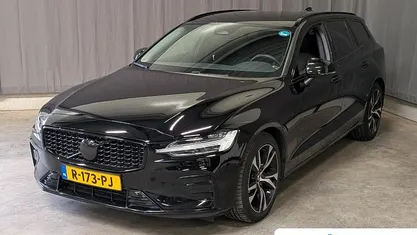 Zwart Gebruikt 2022 Volvo V60 Plus Stationwagen | € 28.895 (Eerlijke prijs)
