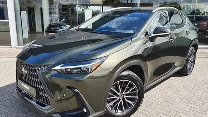 Groen (metallic) Occasion 2025 Lexus NX450h+ Luxury Line SUV | € 55.495 (Goede deal)