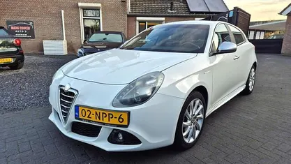 Wit Occasion 2010 Alfa Romeo Giulietta Distinctive Hatchback | € 3.345 (Eerlijke prijs)