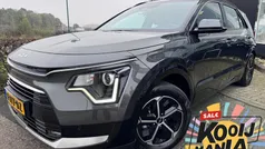 Grijs, metallic lak Gebruikt 2023 Kia Niro Start SUV | € 30.700 (Eerlijke prijs)