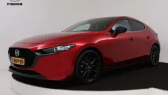 Rood, metallic lak Gebruikt 2023 Mazda 3 Sportive Hatchback | € 27.445 (Eerlijke prijs)