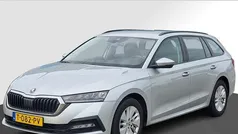 Grijs Gebruikt 2023 Skoda Octavia Business Line Stationwagen | € 19.945 (Eerlijke prijs)