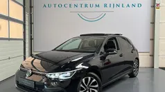 Zwart (metallic) Gebruikt 2022 VW Golf VIII Style Hatchback | € 25.999 (Eerlijke prijs)