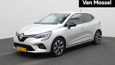 Grijs Gebruikt 2023 Renault Clio V Evolution Hatchback | € 16.440 (Eerlijke prijs)