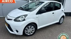 Wit Gebruikt 2014 Toyota Aygo Hatchback | € 5.495 (Eerlijke prijs)