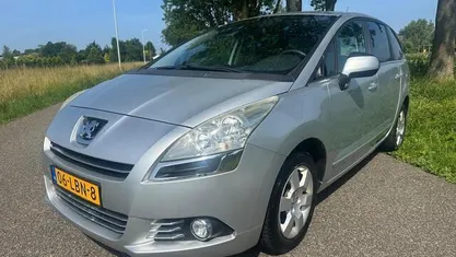 Grijs Occasion 2010 Peugeot 5008 MPV | € 3.750 (Eerlijke prijs)