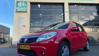 Occasion Dacia Sandero Lauréate 87 PK (63 kW) 2009 Rood Hatchback