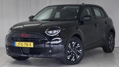Zwart Nieuw 2025 Fiat 600E Red SUV | € 27.900 (Goede deal)