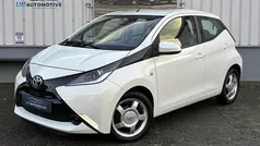 Gebruikt 2014 Toyota Aygo X-play Hatchback | € 7.745 (Eerlijke prijs)