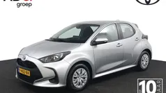 Grijs Gebruikt 2022 Toyota Yaris Hybrid Active Hatchback | € 20.950 (Eerlijke prijs)