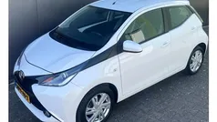 Wit Gebruikt 2015 Toyota Aygo X-wave Hatchback | € 7.990 (Eerlijke prijs)