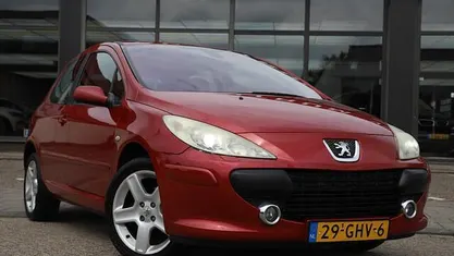 Rood Occasion 2008 Peugeot 307 Hatchback | € 850 (Super prijs)