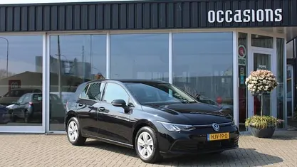 Zwart Occasion 2021 VW Golf VIII Hatchback | € 20.950 (Eerlijke prijs)