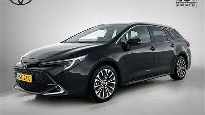Zwart Gebruikt 2025 Toyota Corolla Hybrid Stationwagen | € 33.945 (Eerlijke prijs)