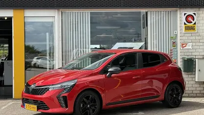 Rood Gebruikt 2023 Renault Clio V Evolution Hatchback | € 18.595 (Eerlijke prijs)