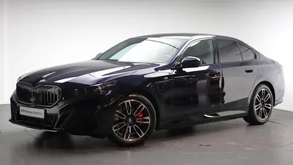 Zwart Gebruikt 2025 BMW 550e M Sport Sedan | € 85.950 (Eerlijke prijs)