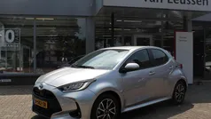 Grijs, metallic lak Gebruikt 2023 Toyota Yaris Hybrid Hatchback | € 22.940 (Eerlijke prijs)